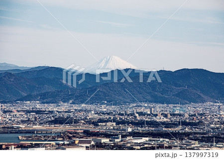 田原市、蔵王山展望台から眺める豊橋市街と富士山の遠景 137997319