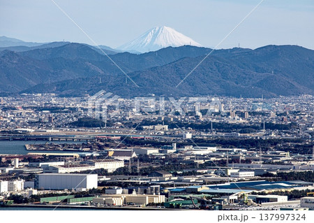 田原市、蔵王山展望台から眺める豊橋市街と富士山の遠景 田原市、蔵王山展望台から眺める豊橋市街と富士山の遠景 137997324