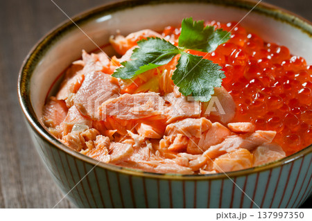 鮭イクラ丼 137997350