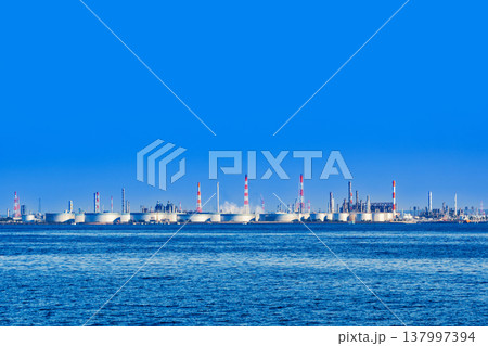 石油備蓄タンク が立ち並ぶ 東京湾 の 沿岸 【 エネルギー の イメージ 】 137997394