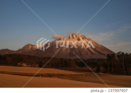 日本の鳥取県の大山のとても美しい風景 日本の鳥取県の大山のとても美しい風景 137997407