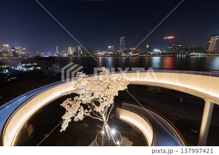 上海浦東ウォーターフロントから望む黄浦江夜景、螺旋スロープの光るモクレンと浦西スカイライン 137997421