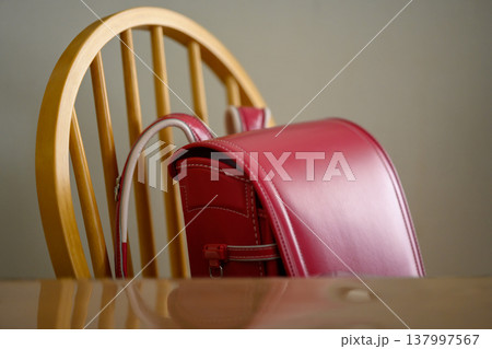 椅子に置かれた赤いランドセルと机 椅子に置かれた赤いランドセルと机 137997567