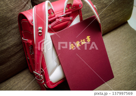 ランドセルと卒業証書が置かれた風景 137997569