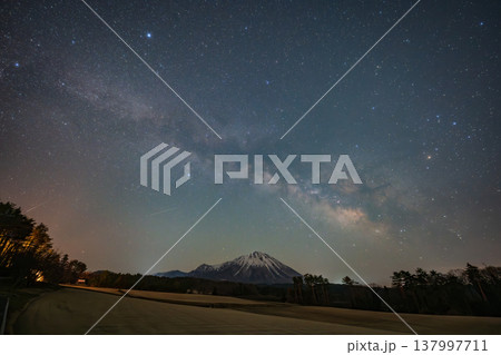 日本の鳥取県の大山に浮かぶ満天の星 日本の鳥取県の大山に浮かぶ満天の星 137997711