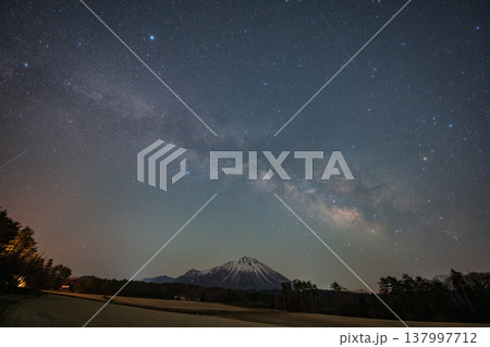 日本の鳥取県の大山に浮かぶ満天の星 137997712
