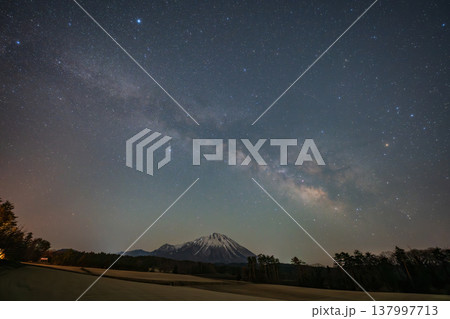 日本の鳥取県の大山に浮かぶ満天の星 137997713