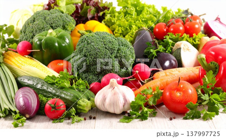 色鮮やかな野菜が並ぶ健康的な食材 色鮮やかな野菜が並ぶ健康的な食材 137997725