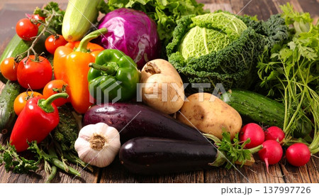 色鮮やかな野菜が並ぶ健康的な食材 色鮮やかな野菜が並ぶ健康的な食材 137997726