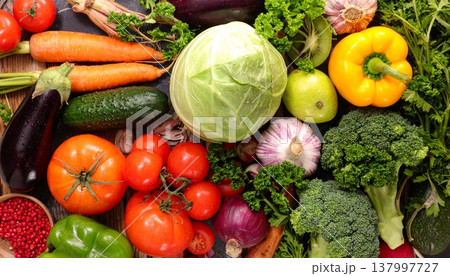 色鮮やかな野菜が並ぶ健康的な食材 137997727