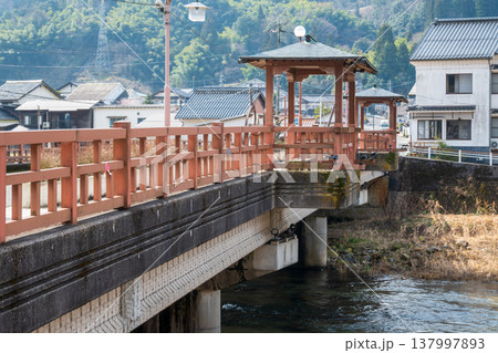 日本の鳥取県の三朝温泉の古くて美しい物 日本の鳥取県の三朝温泉の古くて美しい物 137997893