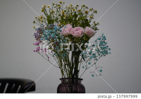 Floral arrangement with pink carnations and gypsophila 137997999