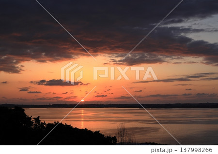 伊良部島から見た宮古島の夜明け 137998266