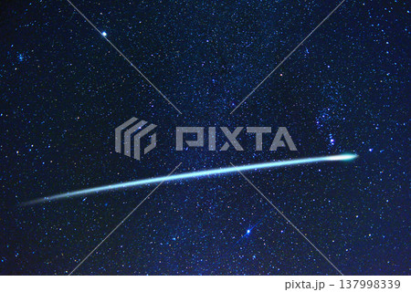 オリオン座と重なる流れ星　合成 137998339