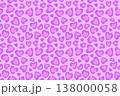 ハート型のヒョウ柄の背景　ピンクパープルのシームレスなレオパード模様　 138000058