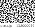 手描きのハート型のヒョウ柄の背景　モノクロのシームレスなレオパード模様　 138000059