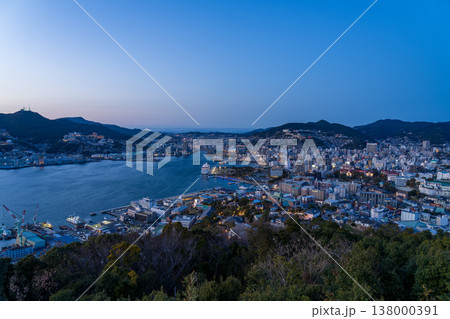 鍋冠山から望む長崎市中心地の夜景 鍋冠山から望む長崎市中心地の夜景 138000391
