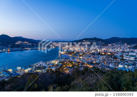 鍋冠山から望む長崎市中心地の夜景 138000393