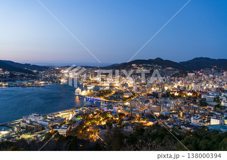 鍋冠山から望む長崎市中心地の夜景 鍋冠山から望む長崎市中心地の夜景 138000394