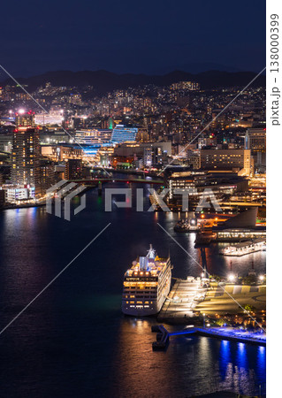 鍋冠山から望む長崎市中心地の夜景 138000399