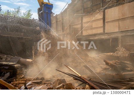 古い空き家の解体工事　散水による粉じん対策 138000471