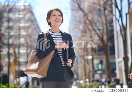 街を歩く紺ブレスタイルの30代日本人ビジネスウーマン 138000585