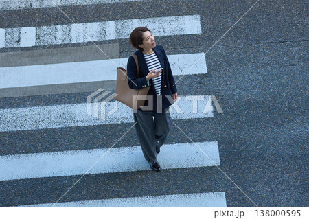 街を歩く紺ブレスタイルの30代日本人ビジネスウーマン 138000595
