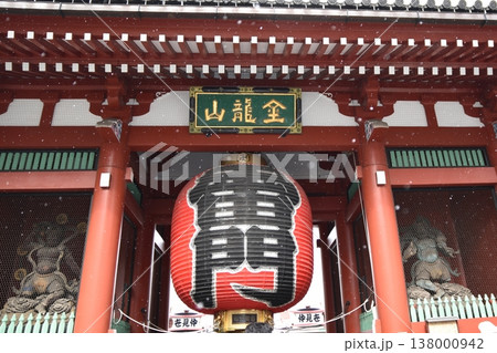雪の舞う浅草寺　東京 138000942