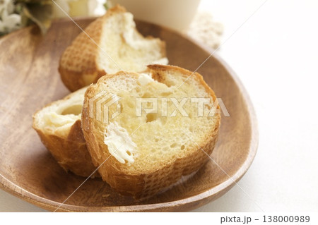 スライスしたフランスパン スライスしたフランスパン 138000989