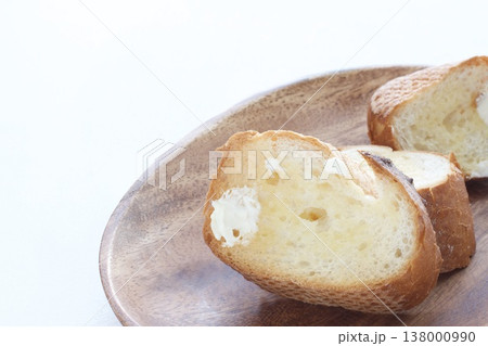 スライスしたフランスパン 138000990