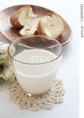 スライスしたフランスパンと牛乳 138000993