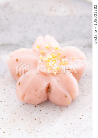 美味しい春の和菓子、桜のかたちの饅頭 美味しい春の和菓子、桜のかたちの饅頭 138001282