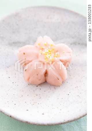 美味しい春の和菓子、桜のかたちの饅頭 138001283