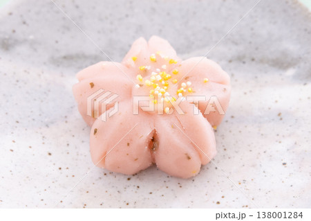 美味しい春の和菓子、桜のかたちの饅頭 138001284