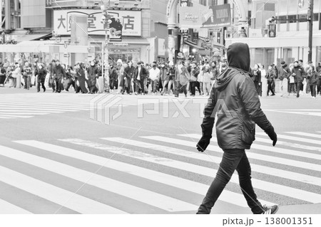 冬の渋谷スクランブル交差点　東京 138001351