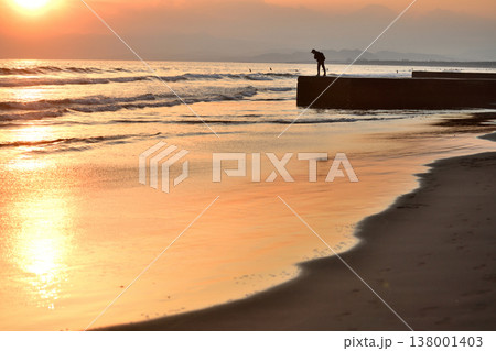 鵠沼海岸引地川河口の防波堤で海を眺める人 鵠沼海岸引地川河口の防波堤で海を眺める人 138001403