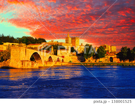 アヴィニョンのサンベネゼ橋の美しい夕景 アヴィニョンのサンベネゼ橋の美しい夕景 138001525