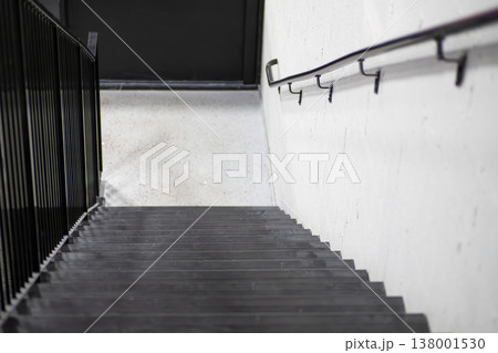 手すりのあるモノトーンの階段 138001530