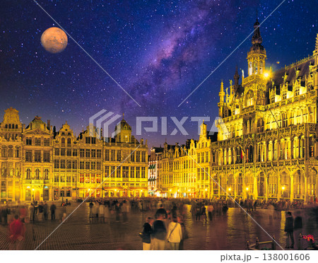 ブリュッセルのグラン・プラスの美しい夜景 ブリュッセルのグラン・プラスの美しい夜景 138001606