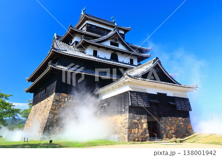 【島根県】雲海に浮かぶ松江城天守閣（国宝） 138001942