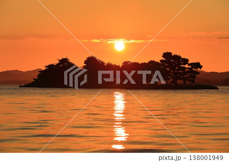 【島根県】宍道湖の嫁ヶ島と夕日 【島根県】宍道湖の嫁ヶ島と夕日 138001949