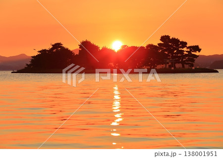 【島根県】宍道湖の嫁ヶ島と夕日 138001951