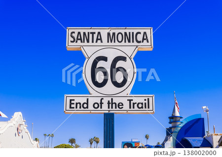 カリフォルニアの青い空　イメージ　ルート66終点サイン 138002000