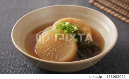 じっくりと煮込まれた大根とがんもどきがお出汁の中で輝き、寒い季節に心まで温まる和の煮物料理です。 138002031