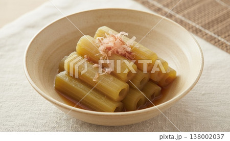 優しい色合いの器に山盛りにされた蕗の煮物が、鰹節の香りと共に春の豊かな恵みを食卓に届けてくれます。 138002037