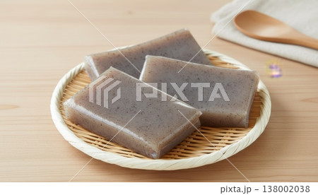 職人のこだわりが詰まった板こんにゃくがざるの上で出番を待ち、煮物料理への期待を静かに高めています。 138002038