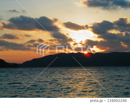 座間味島の朝日 138002298