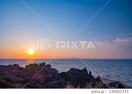（静岡県）東伊豆・城ヶ崎海岸　日の出 138002335