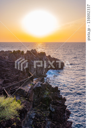 （静岡県）東伊豆・城ヶ崎海岸　日の出 138002337