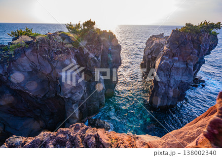 （静岡県）東伊豆・城ヶ崎海岸　日の出 138002340